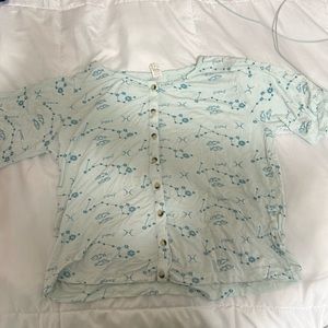 Selling a kate quinn shirt, size L in adults